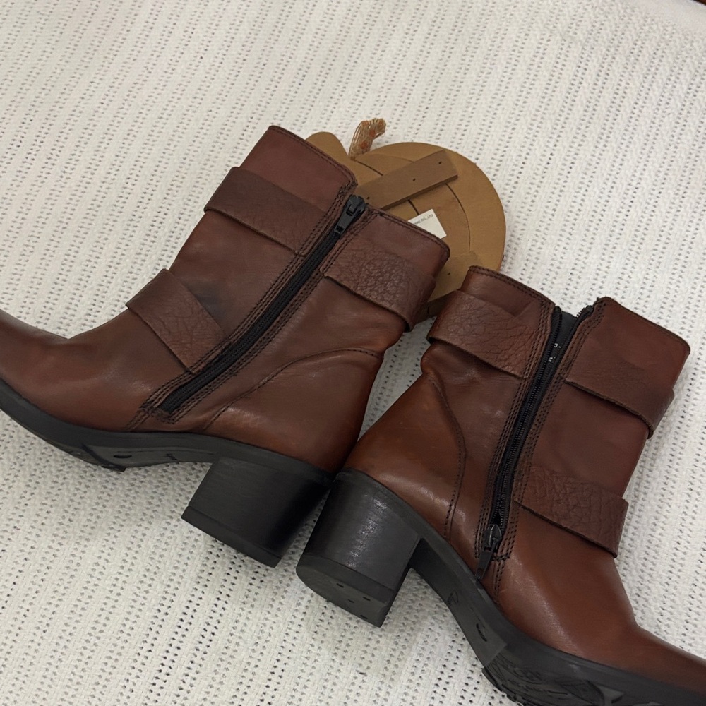 Women's Brown Leather Boots - Picture 9 of 9